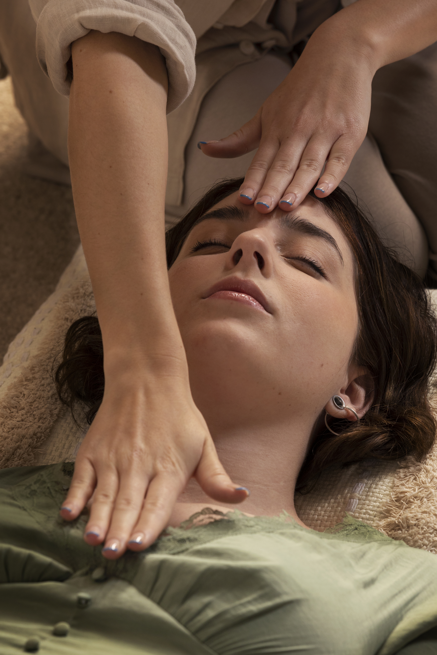 personne-menant-une-therapie-de-reiki